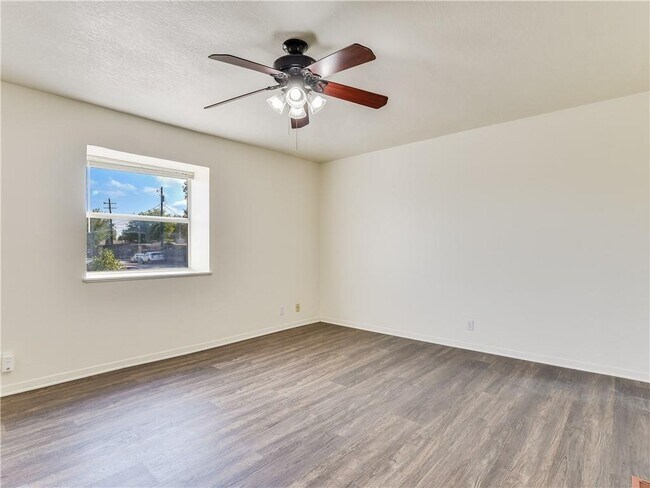 Building Photo - 2804 Westhill Dr