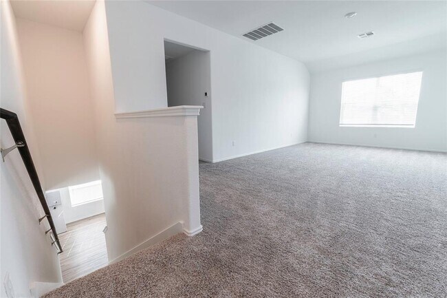 Building Photo - 913 Legends Ln