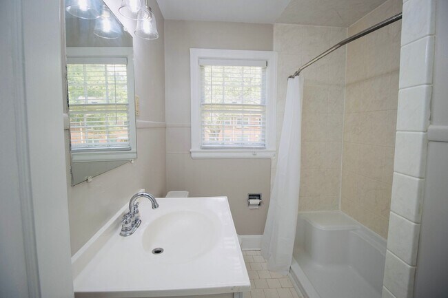 Building Photo - Bright & Modern Renovated 1-Bedroom Condo ...
