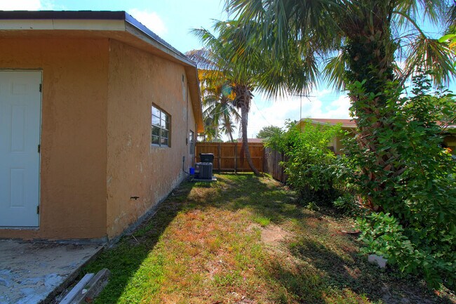 Building Photo - 1045 Miami Blvd