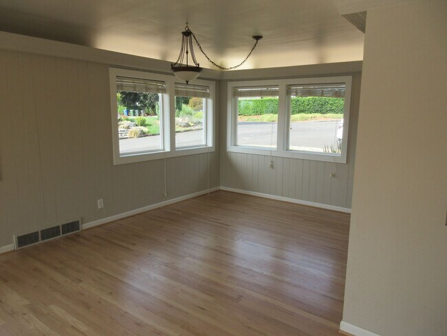 Building Photo - Mid-Century Four Bedroom in Candalaria