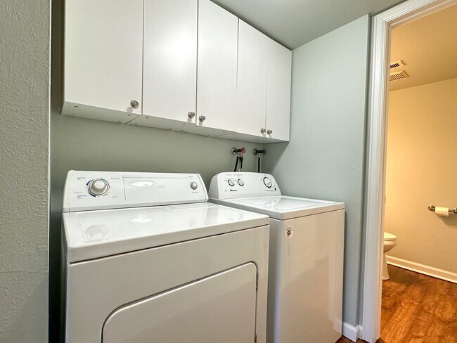 Building Photo - Updated Single-Family Home with Large Back...