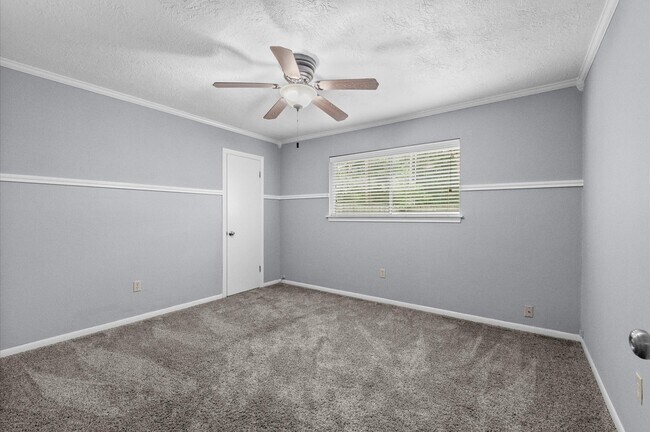Building Photo - 5017 Oak Ct