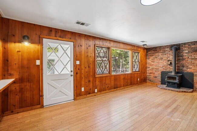 Building Photo - 54025 Strawberry Valley Dr