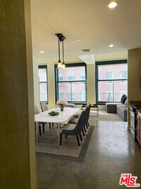 Building Photo - 315 W 5th St