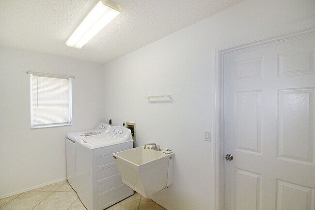 Building Photo - Lakes of Jacaranda Annual Home for Rent