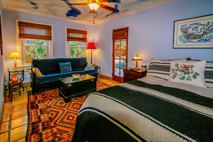 Plush queen-size bed, full-size sleeper sofa. The beach footsteps away - 12 S Venice Blvd