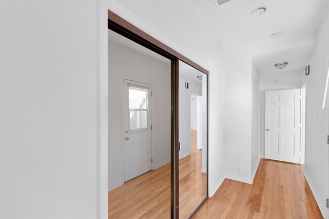 Building Photo - Spacious 4 BR 3 BA Home in Prime West L.A.