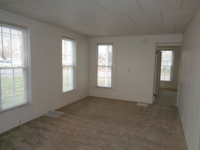 Building Photo - 302 E Division St