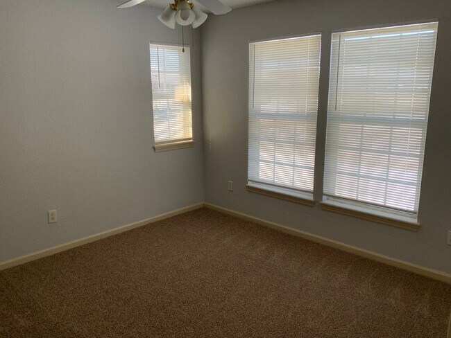 Building Photo - 424-424 Eisenhower St