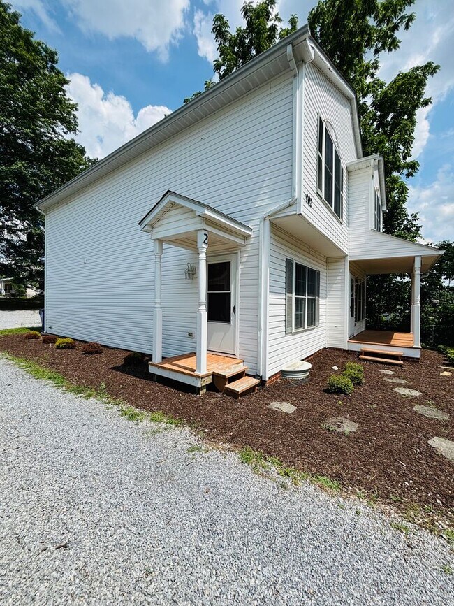 Building Photo - 902 Kabrich St