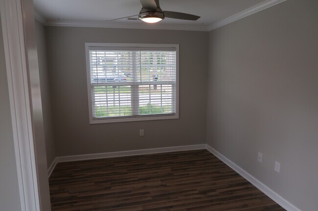Building Photo - 210 Orch Pk Ln