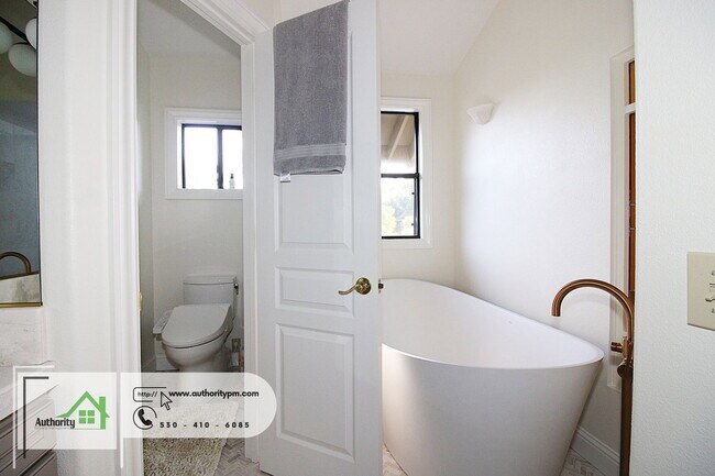 Building Photo - 3350 Mountain Oak Dr