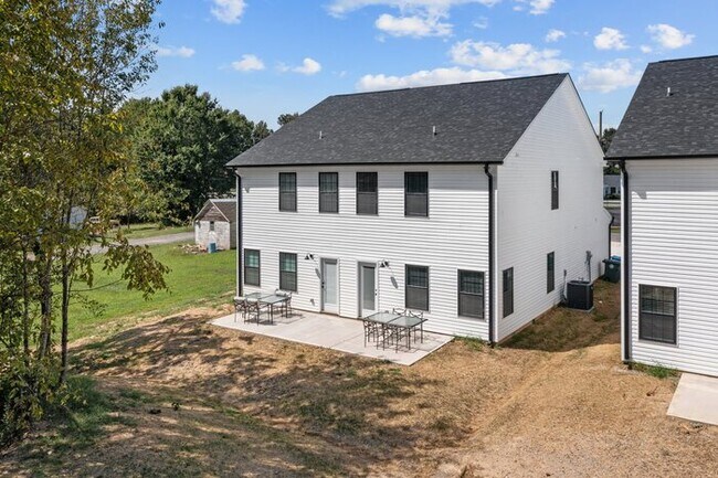 Building Photo - Salisbury Townhome w/ Garage