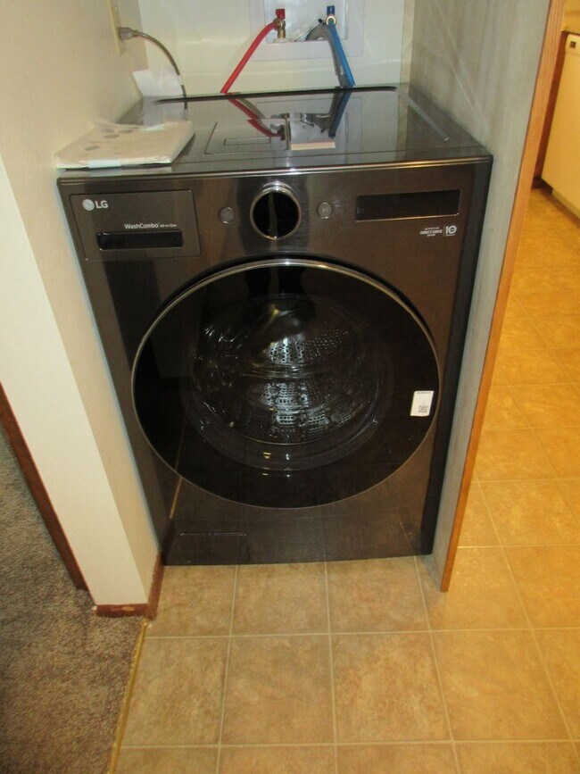 Building Photo - One Bedroom Apartment Close to Downtown