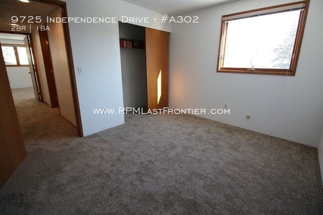 Building Photo - Top floor condo in South Anchorage!