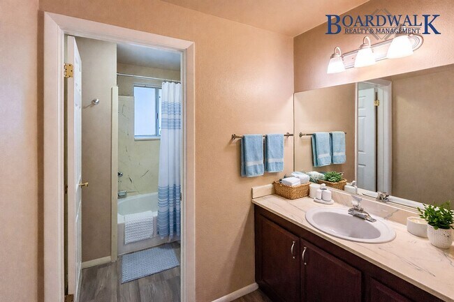 Building Photo - 661/663 N 980 W