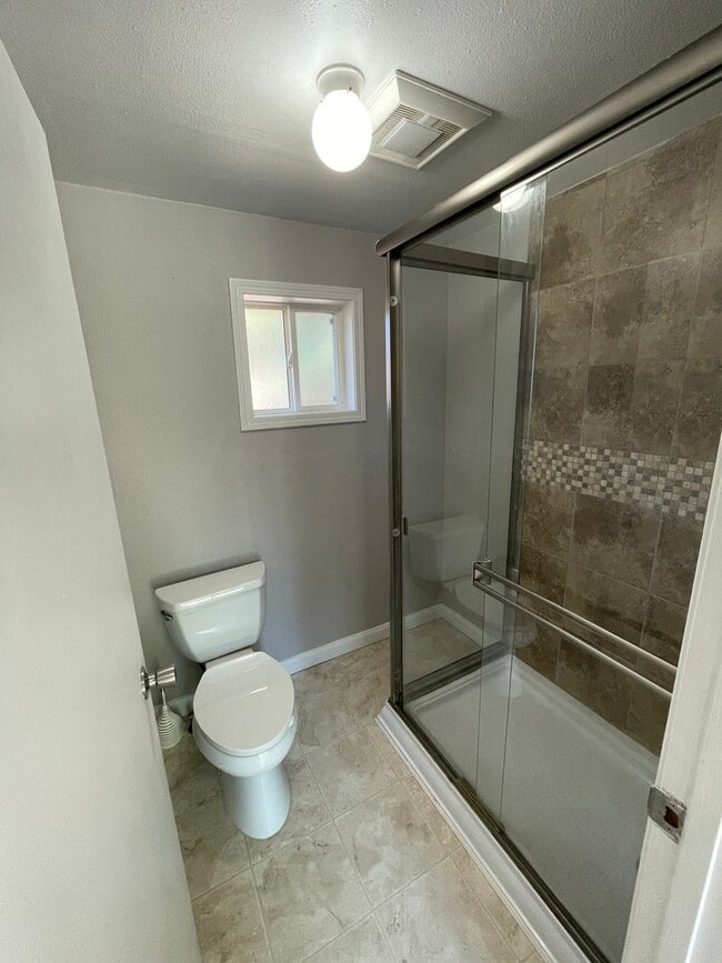 Building Photo - Hard to find 3 bedroom 2, bathroom.