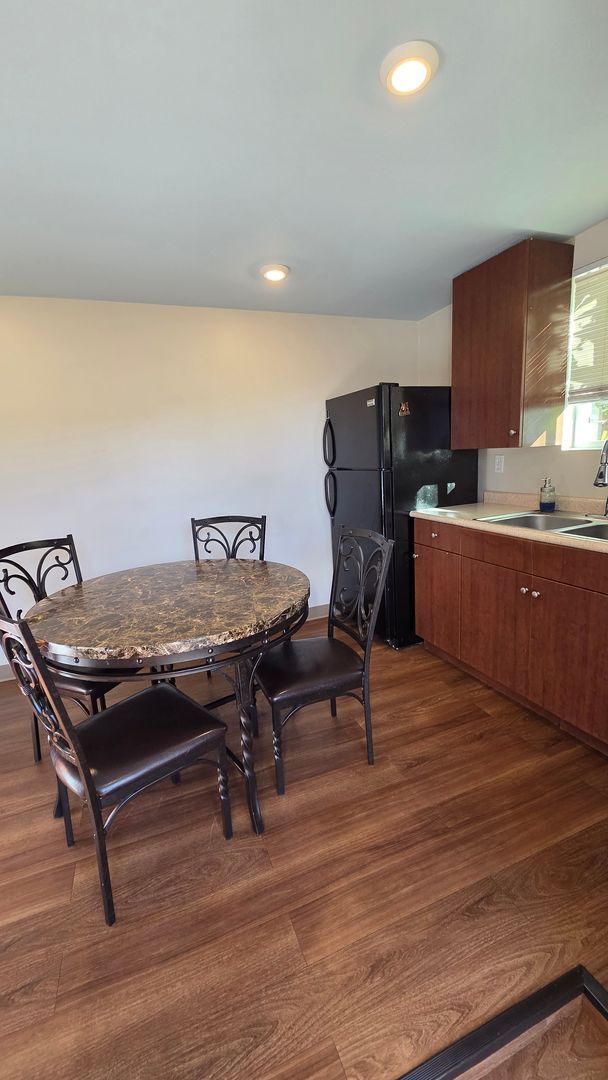 Building Photo - Spacious and Cozy studio!