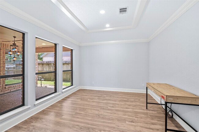 Building Photo - 911 Montview Dr