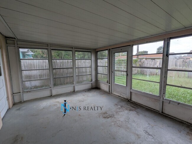 Building Photo - Beautiful, open floorplan 3/2/1 1100 Sq. F...