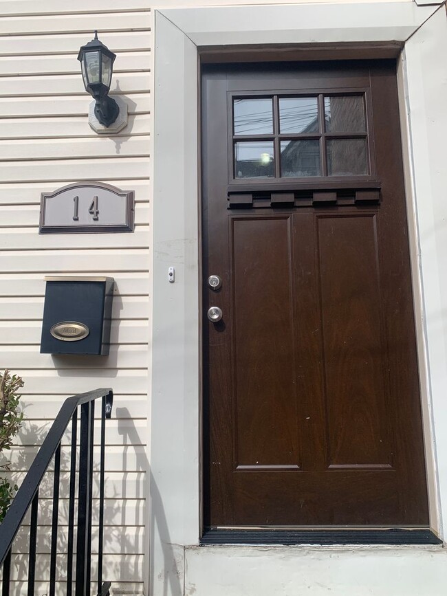 Building Photo - North Shore - 4 BR, 2 Bath with High-End K...
