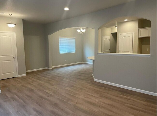 Building Photo - Newer and Spacious 3 Bedroom Townhome