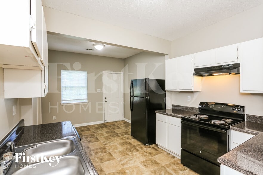 Building Photo - 690 N Willett St