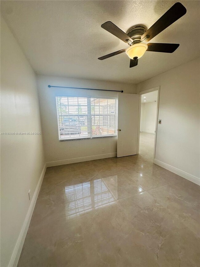 Building Photo - 4406 SW 25th St