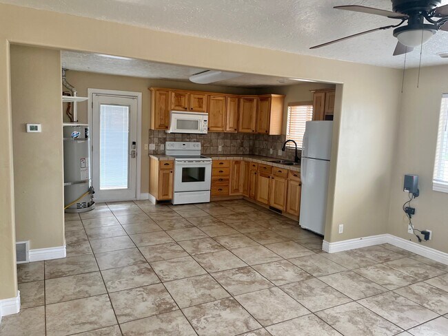 Building Photo - 407 E 400 S