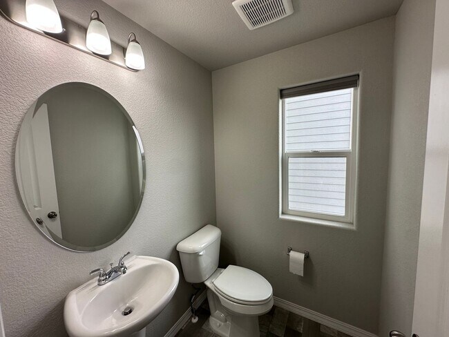Building Photo - Charming 3 Bed 3 Bath House!!!