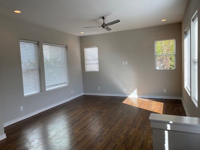 Building Photo - East Nashville with Roof-top Deck and 2 car garage!!