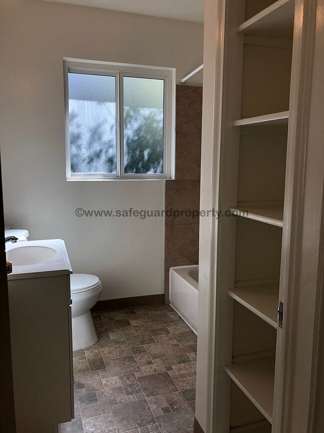 Building Photo - Great 3 Bedroom Duplex