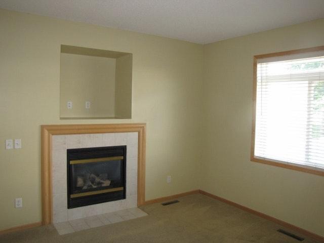 Building Photo - End Unit Town home *3Bedrm 2.5 Bath*Cottag...