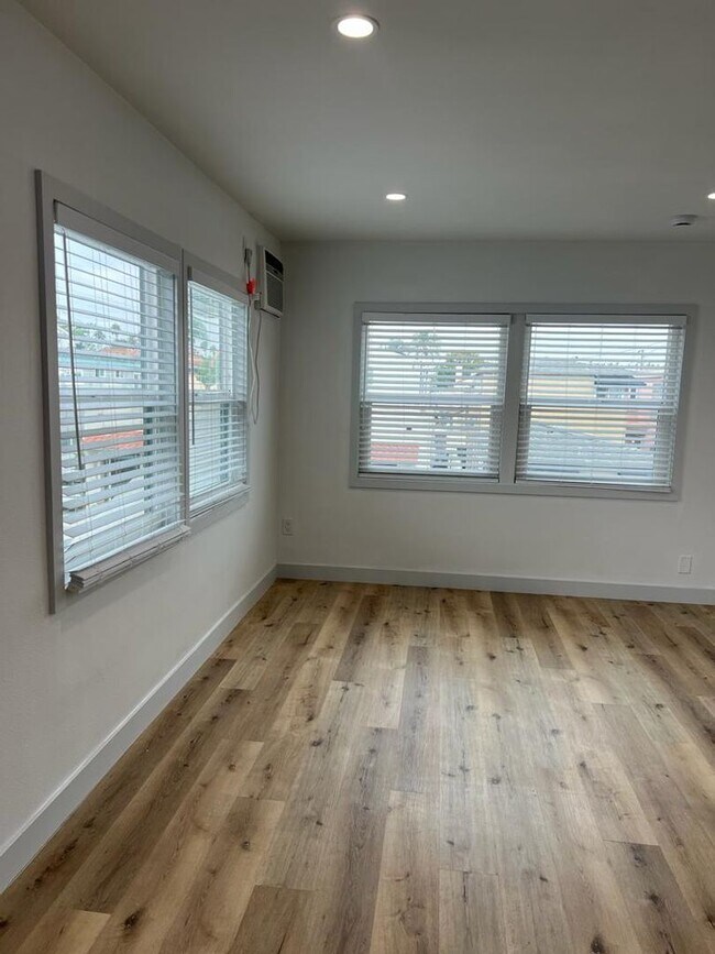 Building Photo - 1b Apartment in Belmont Shore across from ...