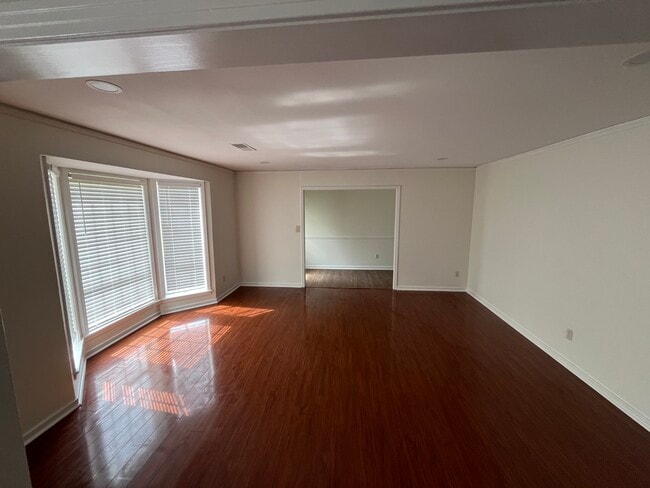 Building Photo - 1375 Riverwood Dr