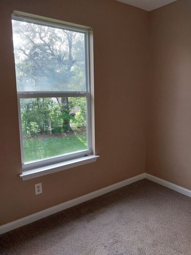 Building Photo - Cute townhome with 3 bd / 2.5 Bath