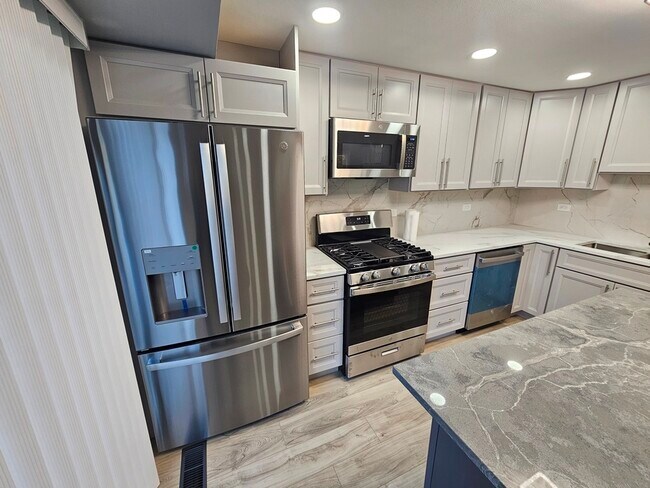 Building Photo - 1535 E Jane Ave