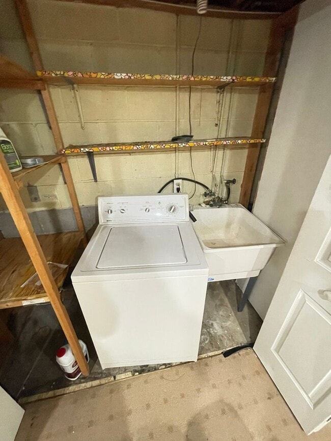 Building Photo - AVAILABLE AUGUST 18TH - Gorgeous 3 Bed 2 b...
