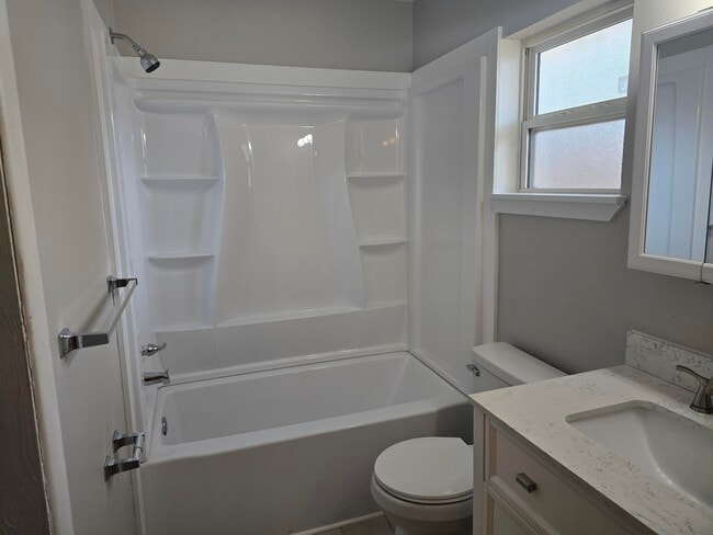 Building Photo - 109 Chicago Ave SE