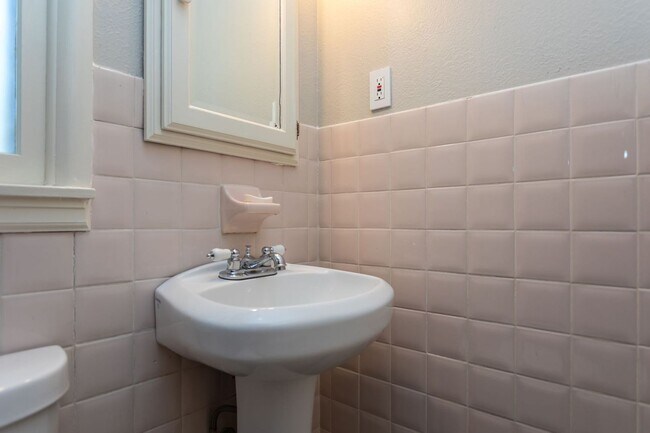 Building Photo - Charming Ranch Style Home in D12!