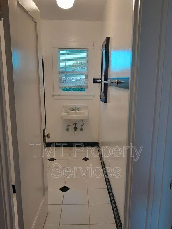 Building Photo - 619 E Cook St