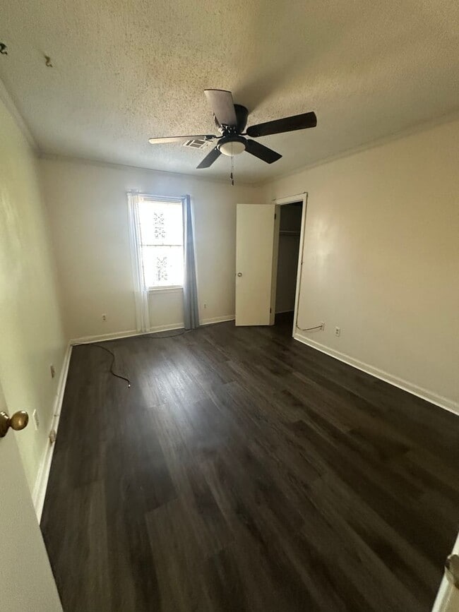 Building Photo - 743 Leicester Dr