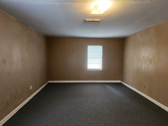 Building Photo - 638 Bringhurst Dr