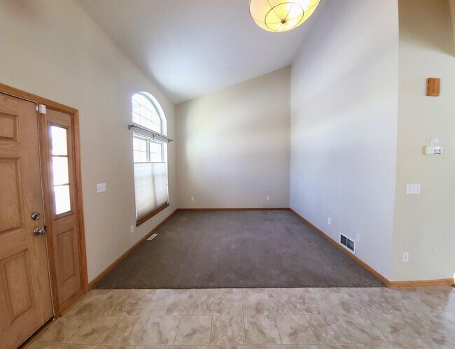 Building Photo - 1805 Deer Path