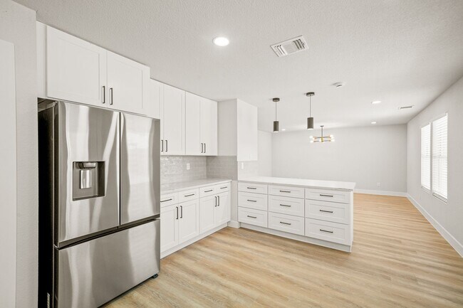 Building Photo - BEAUTIFUL 4 BEDROOM PROPERTY LOCATED IN BU...