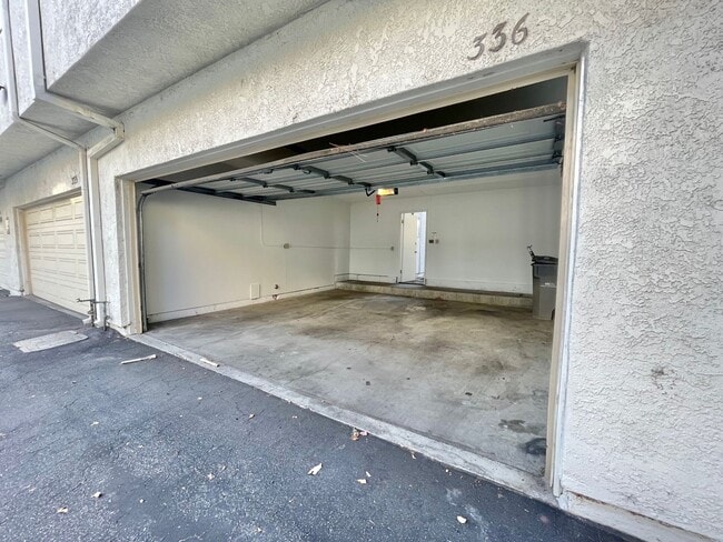 Building Photo - 2 Bed 2 Bath Corner Townhome