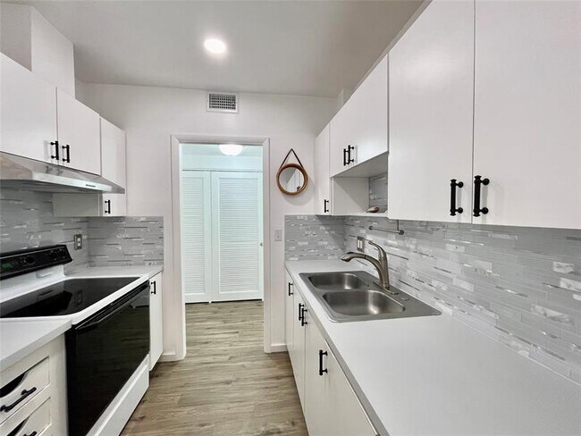 Building Photo - 400 N Riverside Dr