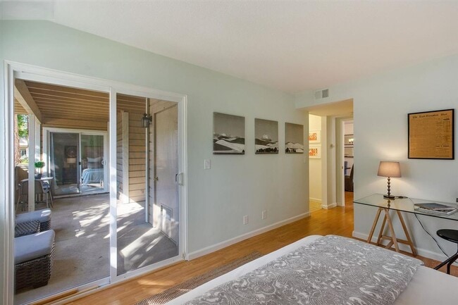 Building Photo - Resort Style Oakland Condo with Private Terrace
