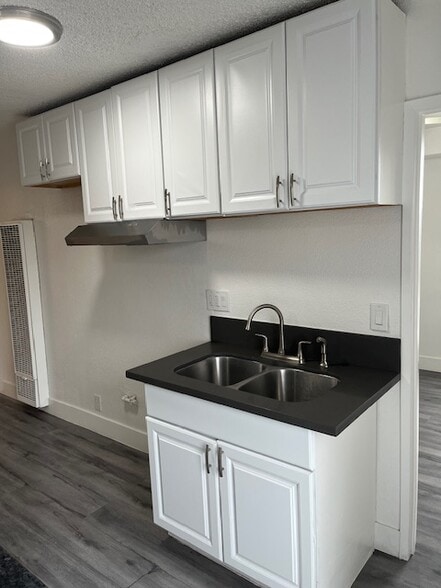 Building Photo - 423 E 82nd St